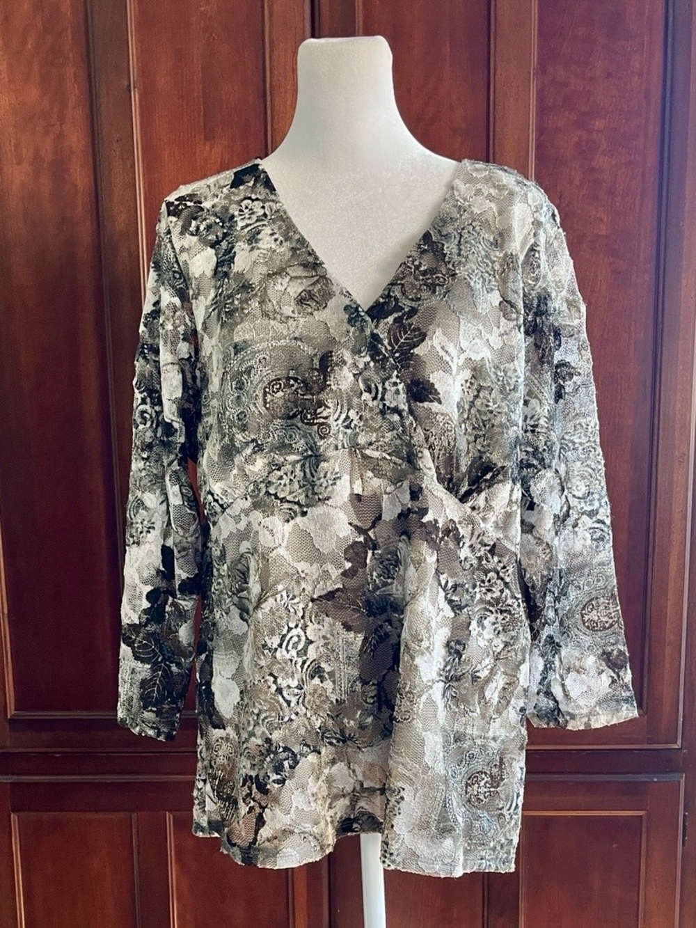 Alfani Woman's Stretch Lace Floral Print V-Neck Long Sleeve Top - Black & White